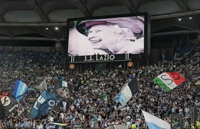 OMAGGIO DELLO STADIO OLIMPICO ALLA REGINA ELISABETTA PRIMA DI LAZIO FEYENOORD