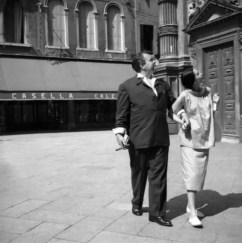 Orson Welles con sua moglie Paloi Mori a spasso per Venezia, nel 1955