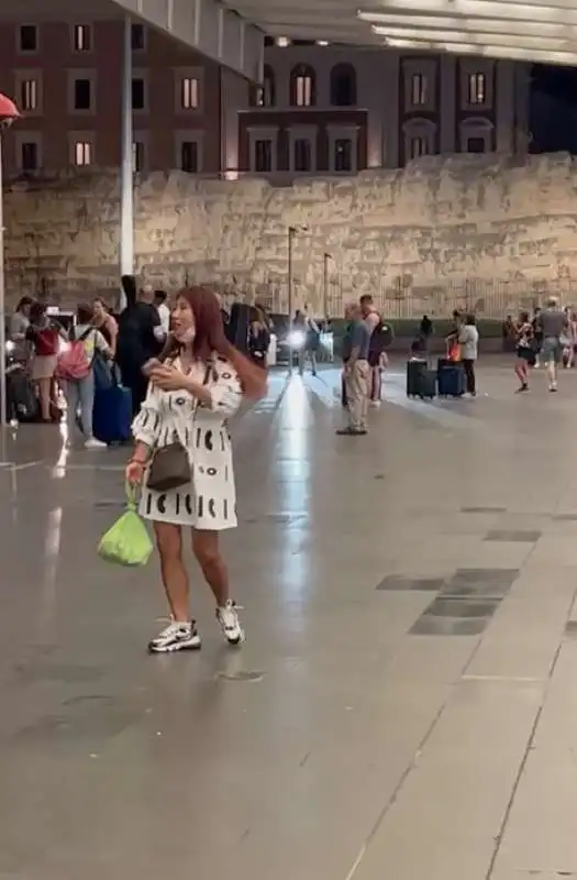 persone in attesa del taxi a roma   3