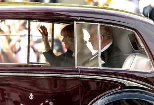 re carlo e camilla arrivano al parlamento 2