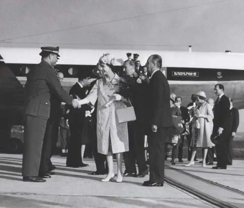 REGINA ELISABETTA E PRINCIPE FILIPPO ACCOLTI A LINATE DAL CAPITANO DEI CARABINIERI CORSI 1961