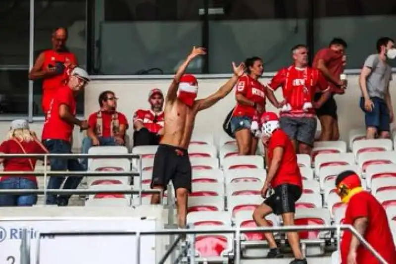 scontri tra tifosi durante nizza colonia 12