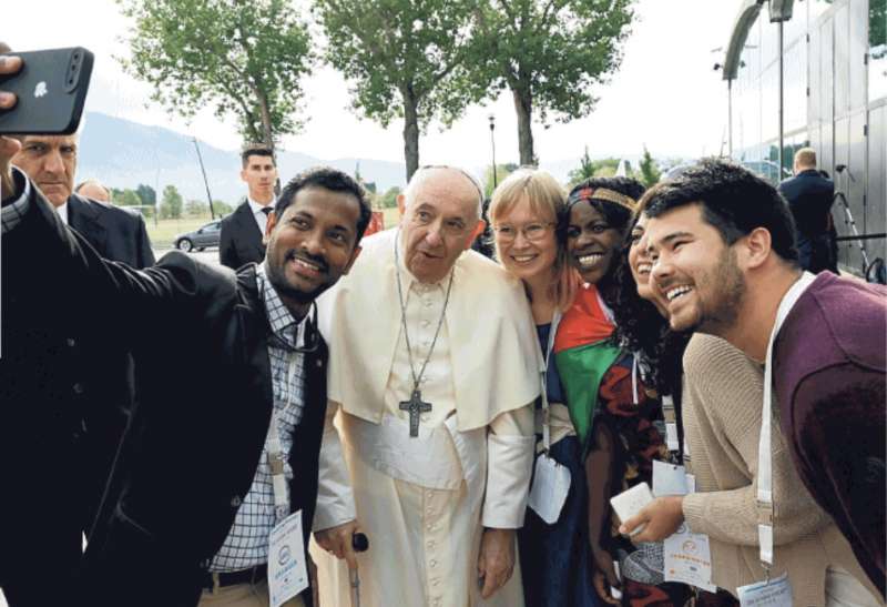 SELFIE DI PAPA FRANCESCO CON UN GRUPPO DI RAGAZZI