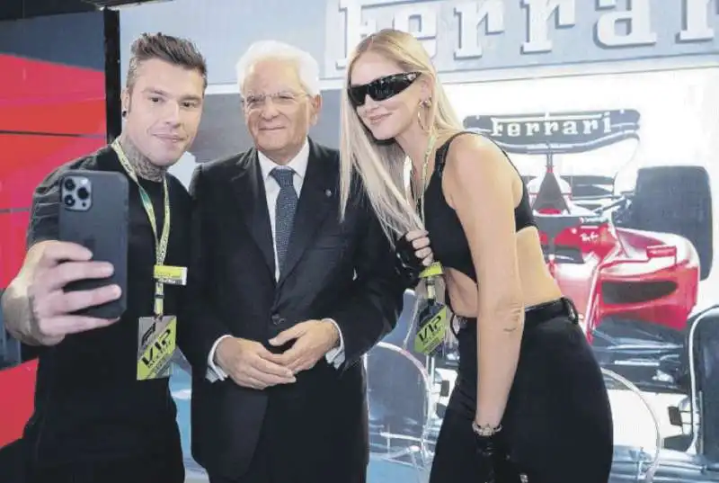 SELFIE DI SERGIO MATTARELLA CON FEDEZ E CHIARA FERRAGNI 