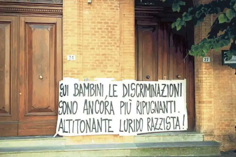 STRISCIONE MONTORIO AL VOMANO CONTRO IL SINDACO 