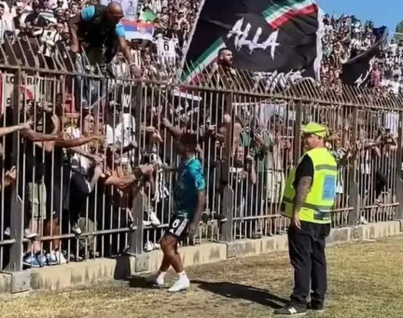 tifosi juve contestano la squadra dopo la sconfitta col monza 