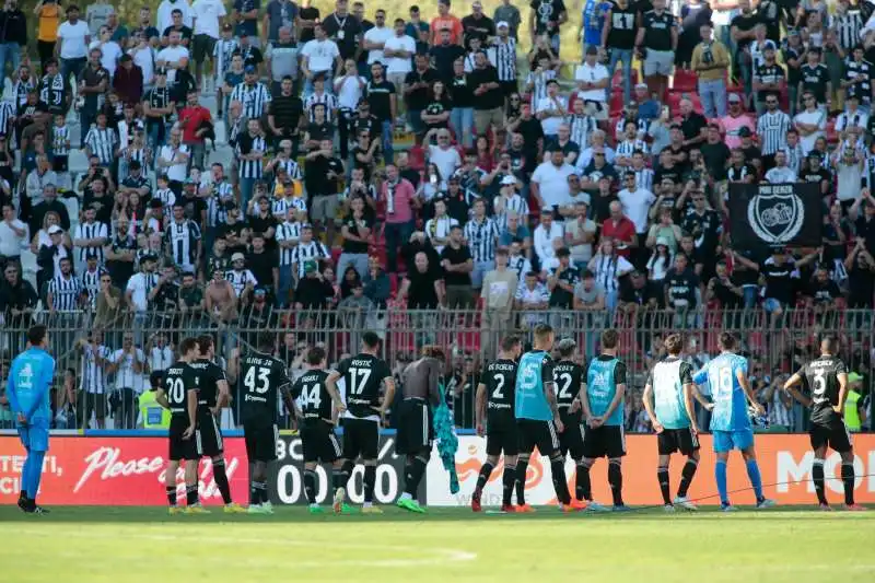 tifosi juve contestano la squadra dopo la sconfitta col monza 