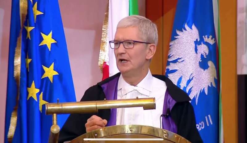 TIM COOK A NAPOLI