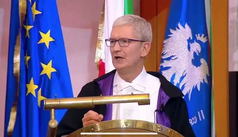 TIM COOK A NAPOLI 