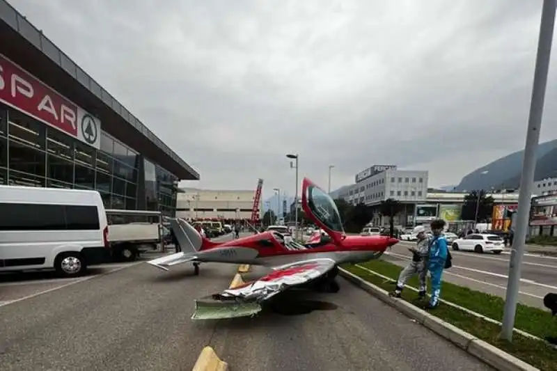 ultraleggero atterra nel parcheggio di un supermercato di bolzano 1