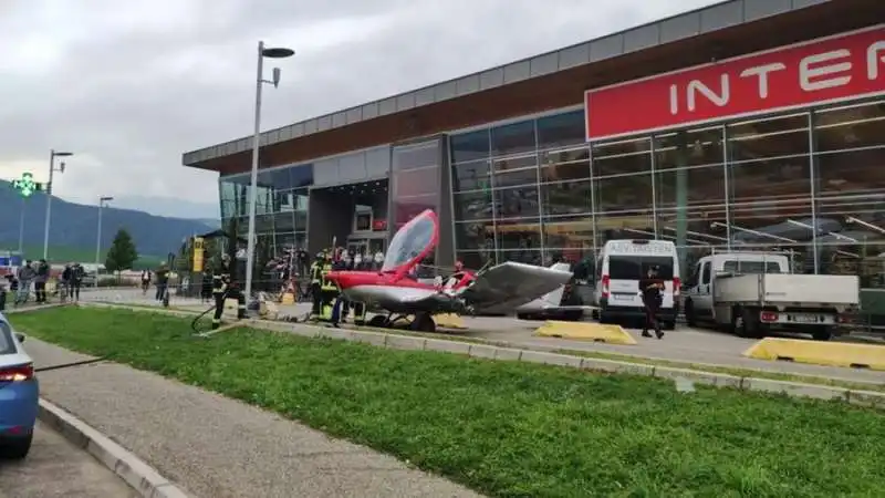 ultraleggero atterra nel parcheggio di un supermercato di bolzano 2