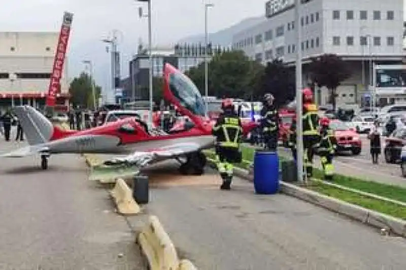 ultraleggero atterra nel parcheggio di un supermercato di bolzano 3