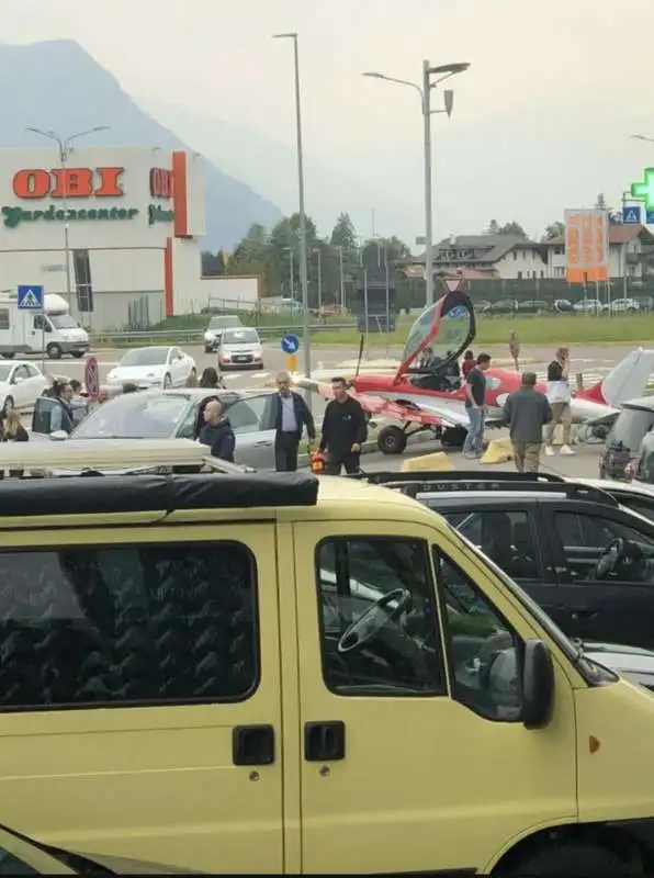 ultraleggero atterra nel parcheggio di un supermercato di bolzano 5