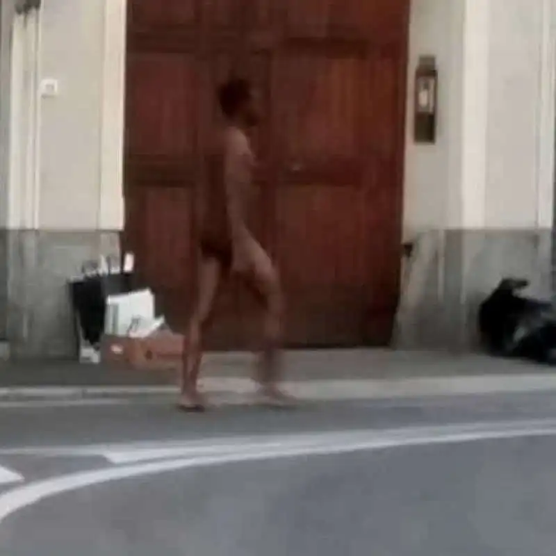 uomo nudo per le strade di milano 