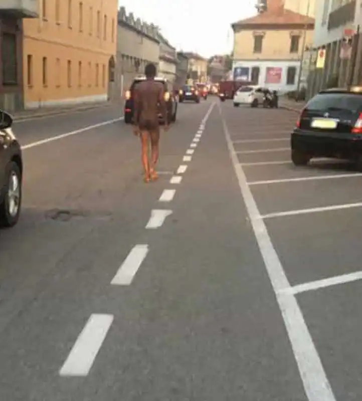 uomo nudo per le strade di milano 