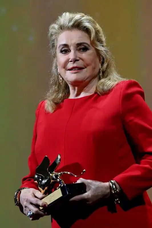 venezia 2022   leone doro a catherine deneuve    