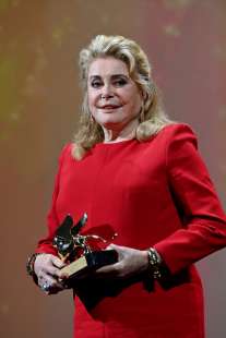 venezia 2022 leone doro a catherine deneuve