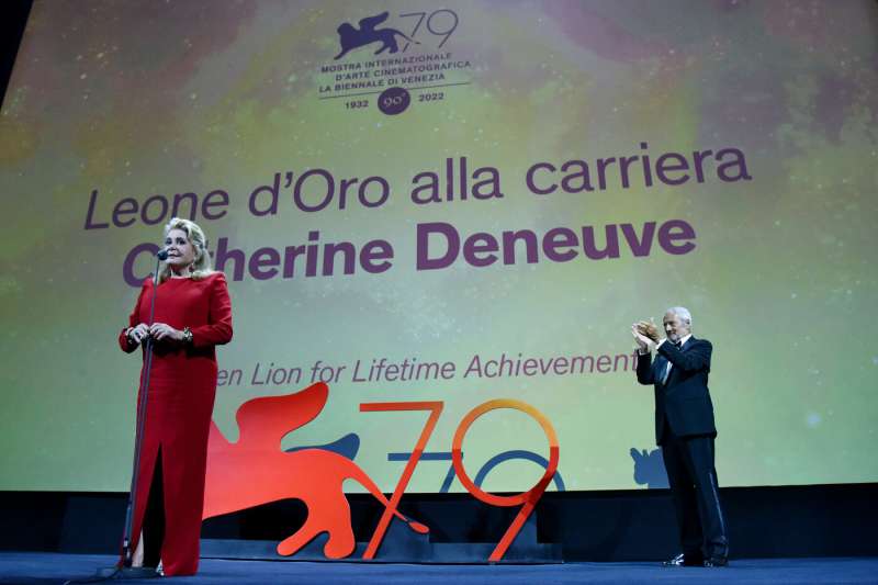 venezia 2022 leone doro a catherine deneuve