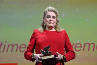 venezia 2022 leone doro a catherine deneuve 3