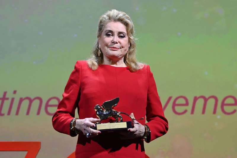 venezia 2022 leone doro a catherine deneuve 5