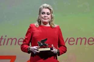 venezia 2022 leone doro a catherine deneuve 5