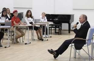 vladimir putin in una scuola di kaliningrad 5