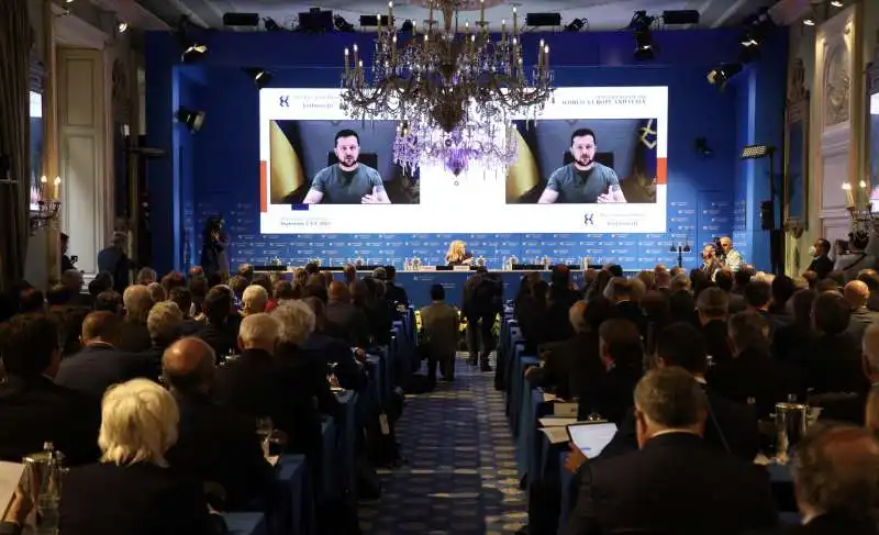 volodymyr zelensky in collegamento con il forum ambrosetti di cernobbio   1