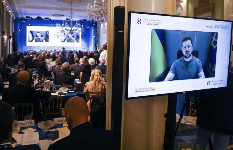 volodymyr zelensky in collegamento con il forum ambrosetti di cernobbio   3