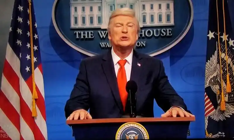 ALEC BALDWIN IMITA TRUMP SU SATURDAY NIGHT LIVE