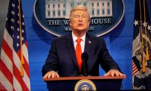 ALEC BALDWIN IMITA TRUMP SU SATURDAY NIGHT LIVE