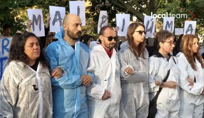 animalisti in presidio a pavia dopo l abbattimento dei maiali per la peste suina   17