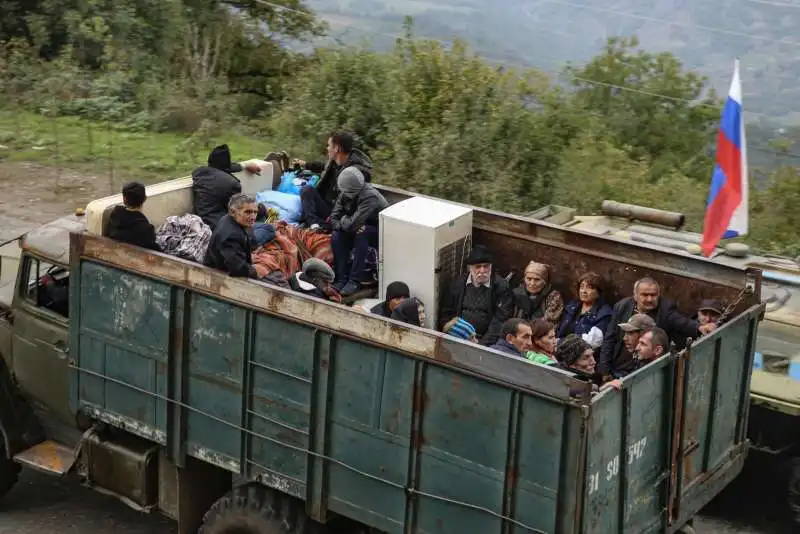 armeni in fuga dal nagorno karabakh  3