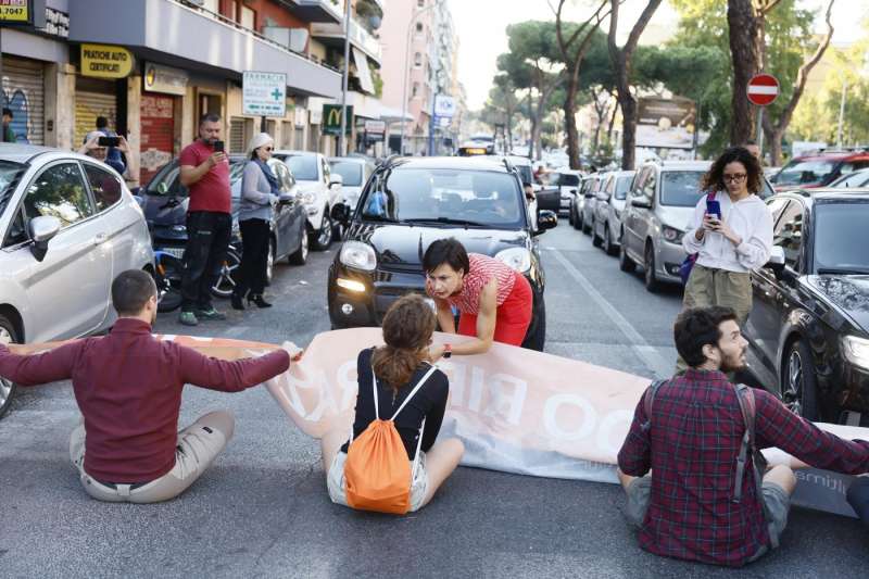 attivisti di ultima generazione bloccano la strada a roma 1