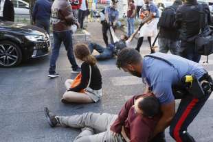 attivisti di ultima generazione bloccano la strada a roma 10