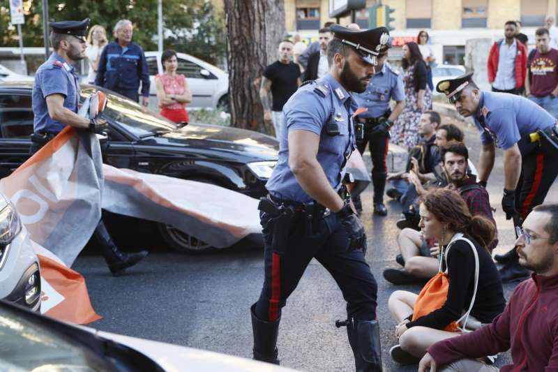 attivisti di ultima generazione bloccano la strada a roma 11