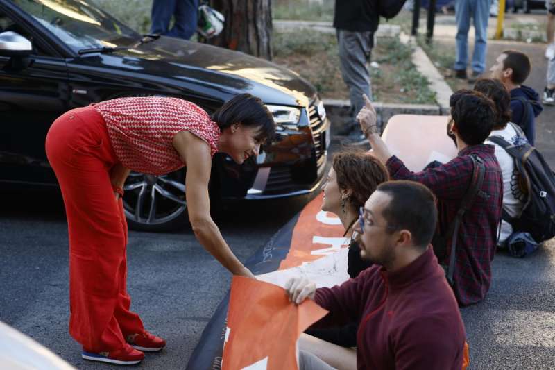 attivisti di ultima generazione bloccano la strada a roma 13