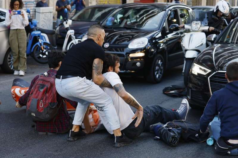 attivisti di ultima generazione bloccano la strada a roma 2