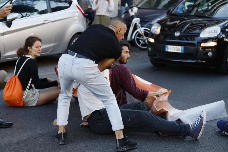 attivisti di ultima generazione bloccano la strada a roma 3