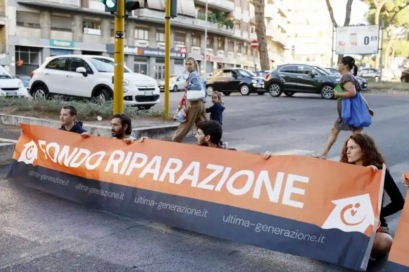 attivisti di ultima generazione bloccano la strada a roma   5