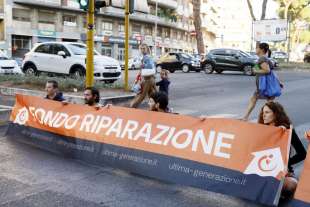 attivisti di ultima generazione bloccano la strada a roma 5