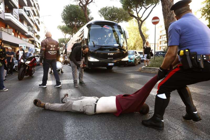 attivisti di ultima generazione bloccano la strada a roma 6