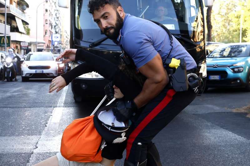 attivisti di ultima generazione bloccano la strada a roma 7