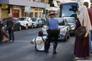 attivisti di ultima generazione bloccano la strada a roma 8