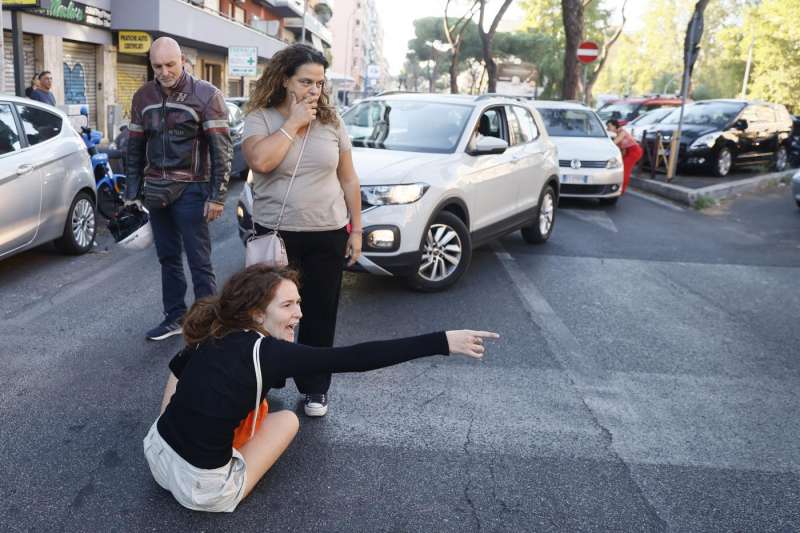 attivisti di ultima generazione bloccano la strada a roma 9