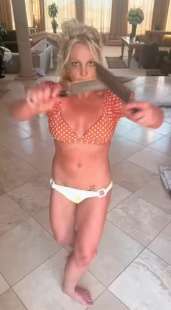 britney spears balla con i coltelli 2