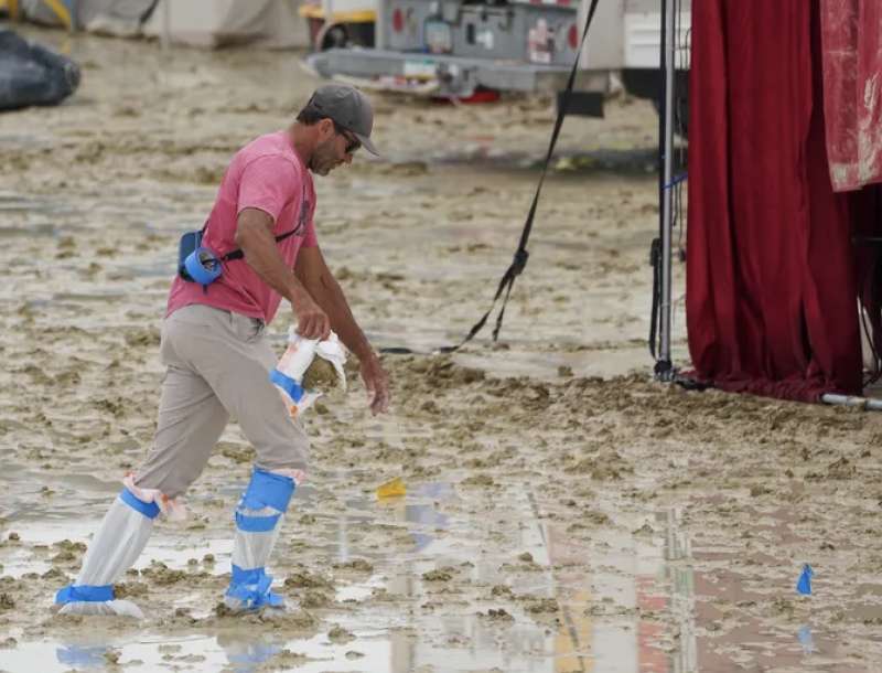 burning man colpito dal maltempo 12