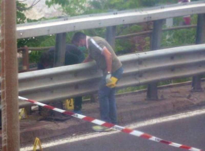 cadavere trovato appeso al guardrail a trieste 1