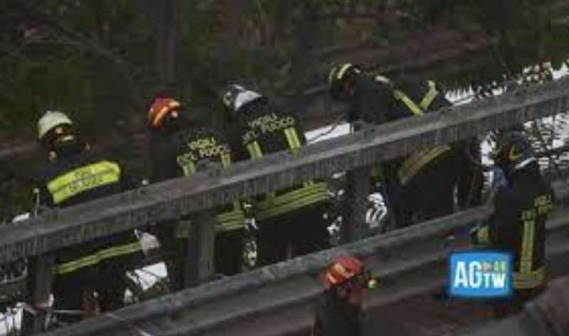 cadavere trovato appeso al guardrail a trieste 8