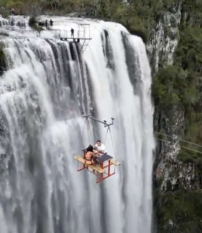 CENA SUL VUOTO CASCATA IN BRASILE