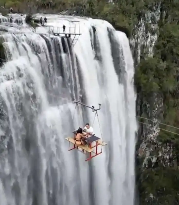 CENA SUL VUOTO CASCATA IN BRASILE 